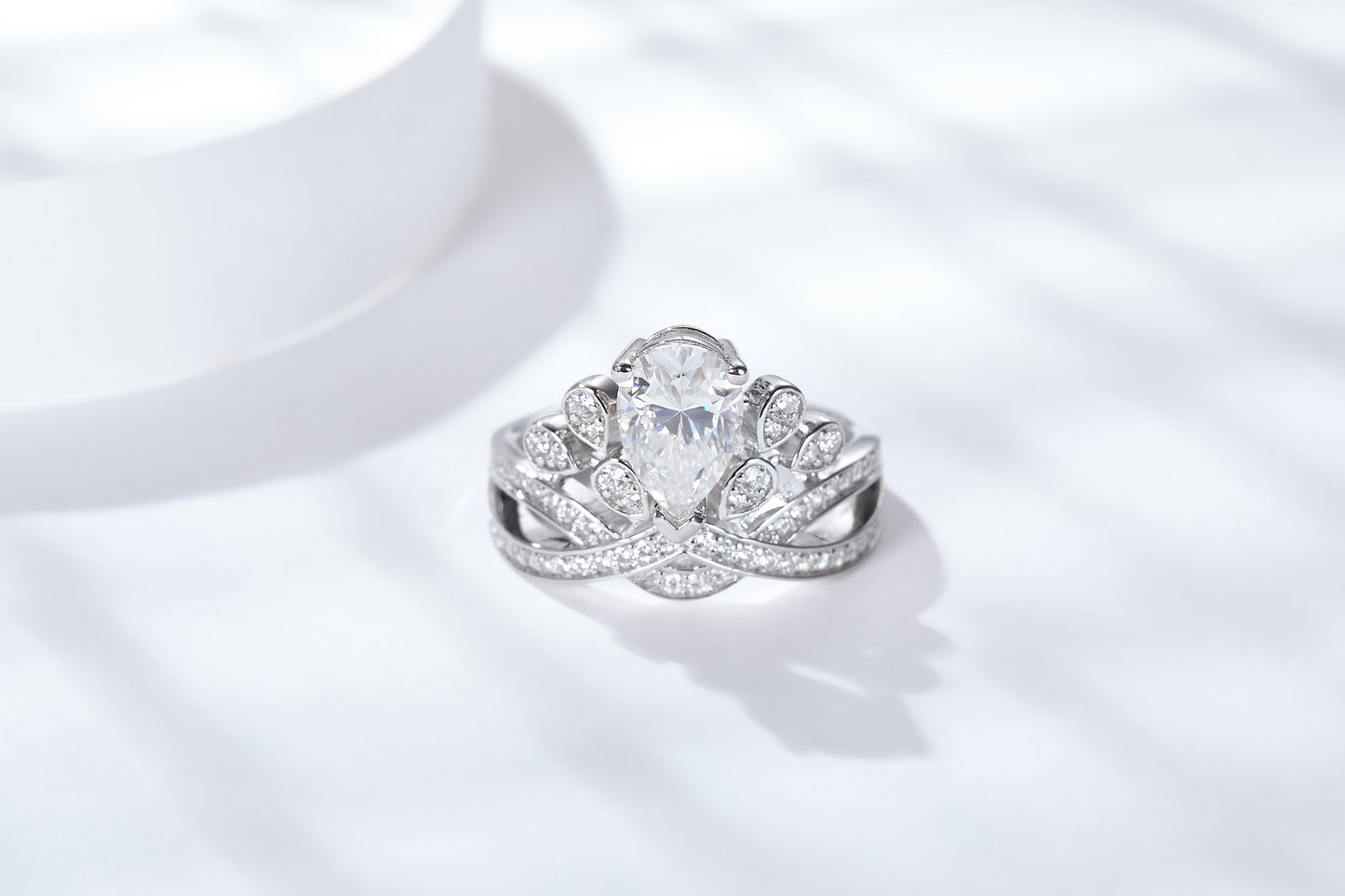 [TW] [#Link 14] 1.5 Carats Elegant Crown Ring S925 Sterling Silver Moissanite Ring